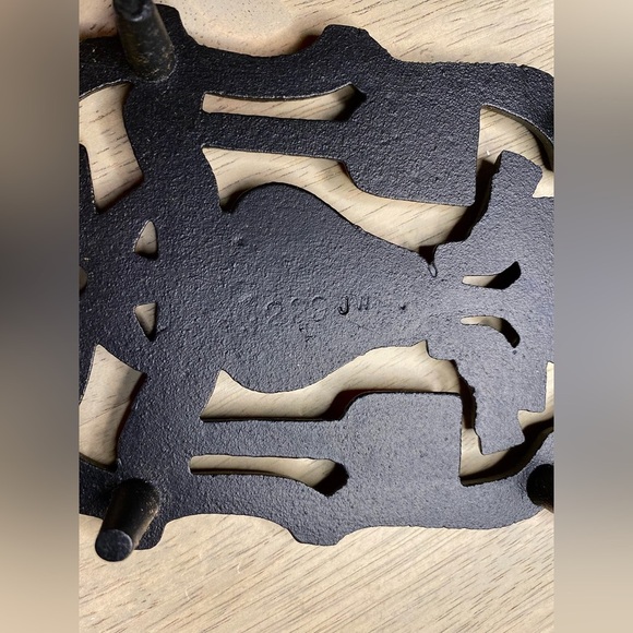 VTG 1951 John W right Painted Cast Iron Footed Trivet Dove Bird Hearts Broom NIB - Picture 4 of 7